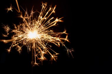 Siyah arka planda yılbaşı maytapları