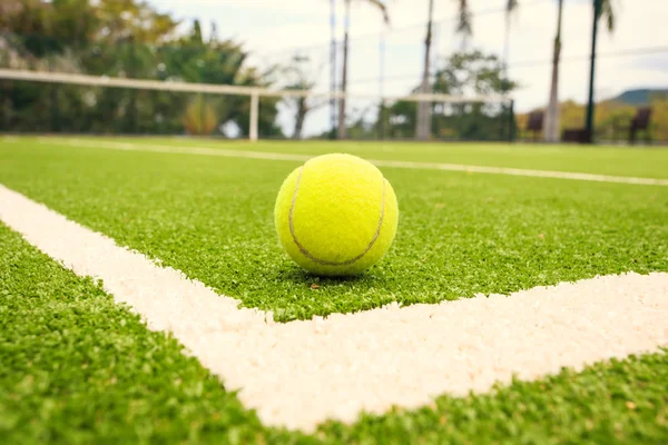 Tennis court with tennis ball — Stock Photo, Image