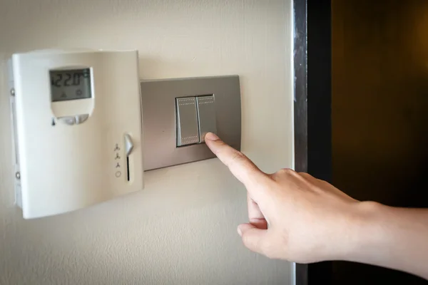 Interruptor de luz electrónica pulsante a mano — Foto de Stock