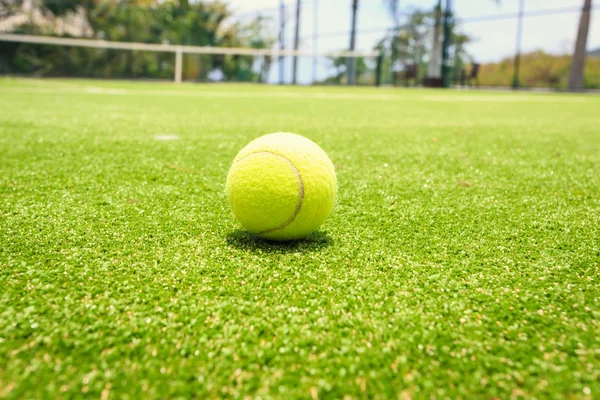 Tennis court with tennis ball — Stock Photo, Image