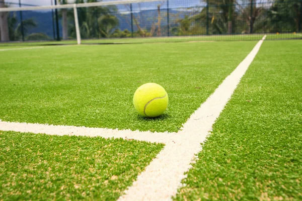 Tenis Kortu tenis topu ile — Stok fotoğraf