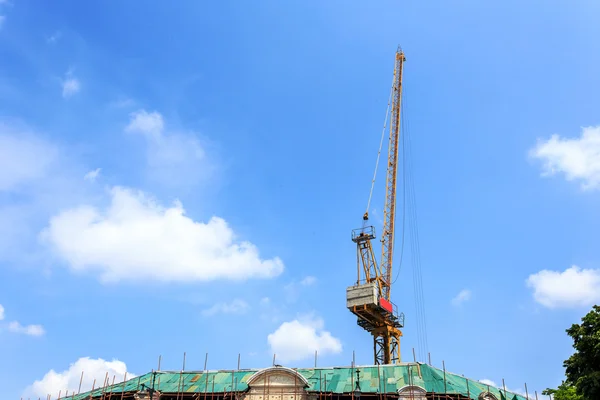 Crain construction building in blue sky. — Stock Photo, Image