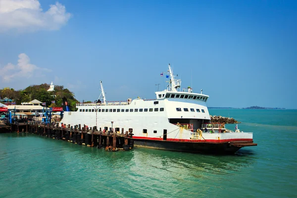 Veerboot op pier — Stockfoto