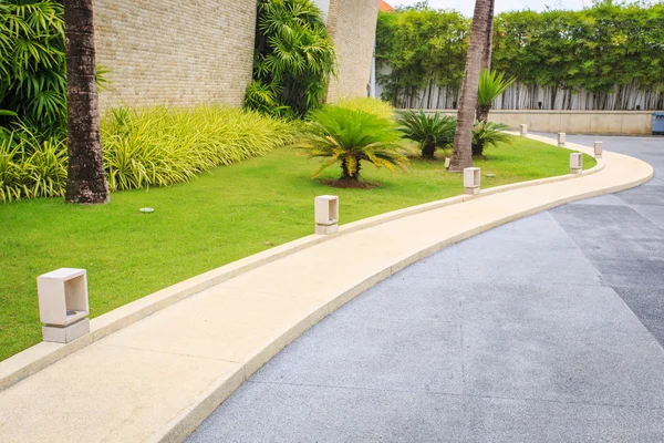 Walkway in the garden — Stock Photo, Image