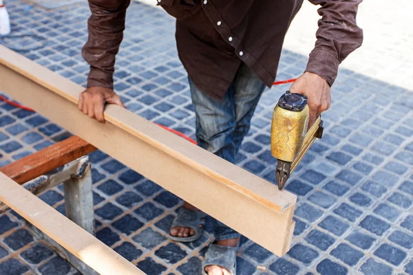 Pistola de mano para fijar la madera — Foto de Stock