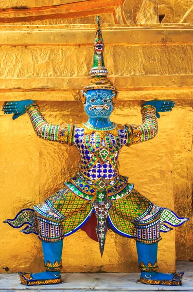 Buda gigante em Wat Phra Kaeo — Fotografia de Stock