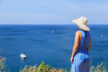 Turist stand Phuket ocean bakış açısı
