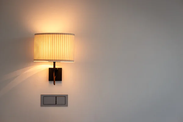 Nástěnná lampa v ložnici — Stock fotografie