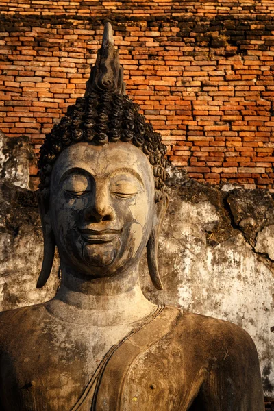 Stará socha Buddhy v Sukhothai historický Park — Stock fotografie