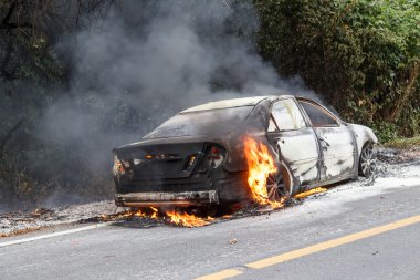Yol kenarında yanan araba