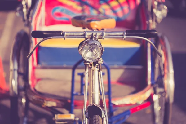 Vintage bicycle buiten — Stockfoto