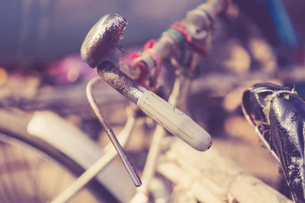 Vintage bicycle buiten — Stockfoto