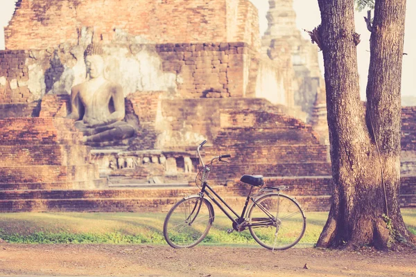 Винтажный велосипед в историческом парке Сукхотай — стоковое фото