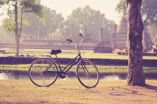 Vélo vintage dans le parc historique de Sukhothai — Photo