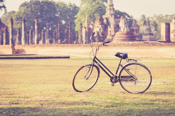 Oldtimer-Fahrrad im historischen Park von Sukhothai — Stockfoto