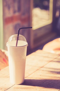 ahşap üzerine kahve fincanı