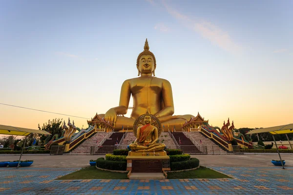 Stora gyllene buddha-staty — Stockfoto