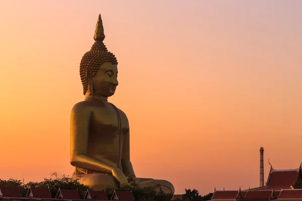 Stora gyllene buddha-staty — Stockfoto