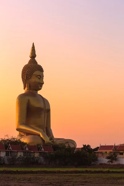 Stora gyllene buddha-staty — Stockfoto