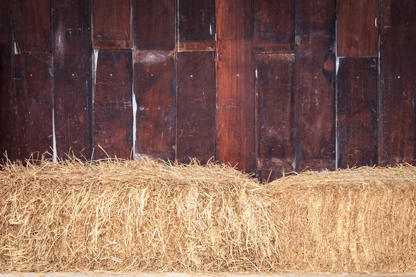 Strohhaufen neben Mauer — Stockfoto