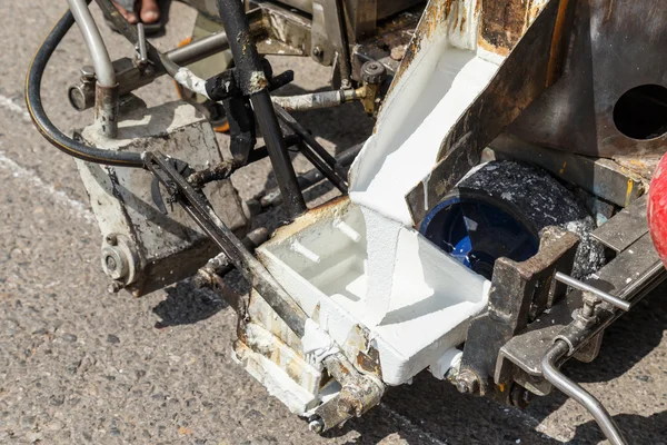 Trabajo del trabajador y de la máquina de pintura — Foto de Stock