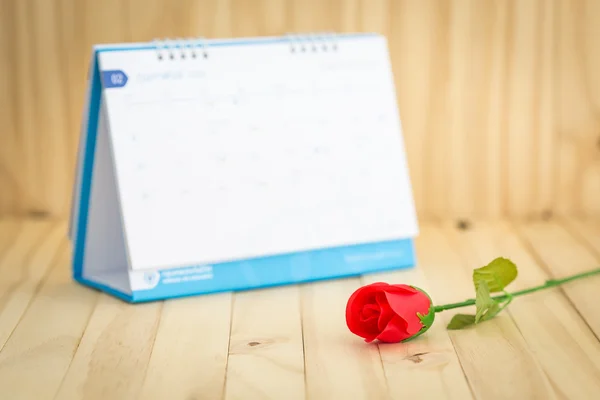 Red rose and calendar — Stock Photo, Image