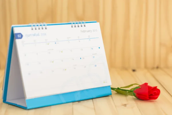 Red rose and calendar — Stock Photo, Image