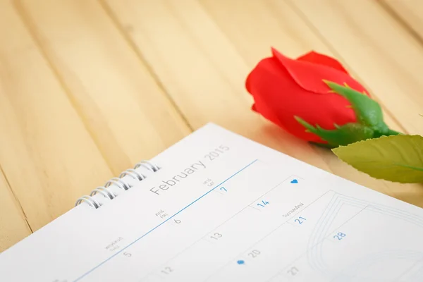 Red rose and calendar — Stock Photo, Image