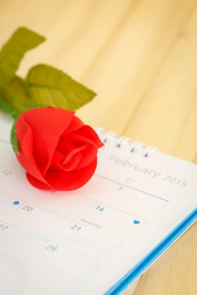 Red rose and calendar — Stock Photo, Image