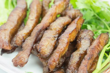 Sebze soslu kızarmış domuz eti