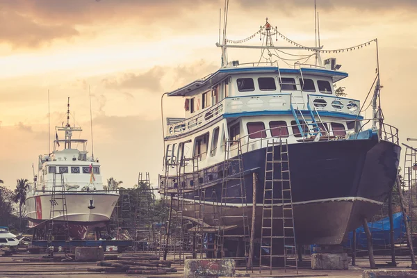 Grand bateau en réparation — Photo