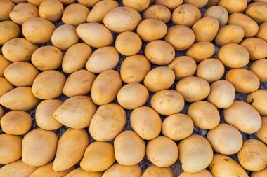 piyasa üzerinde sarı mango