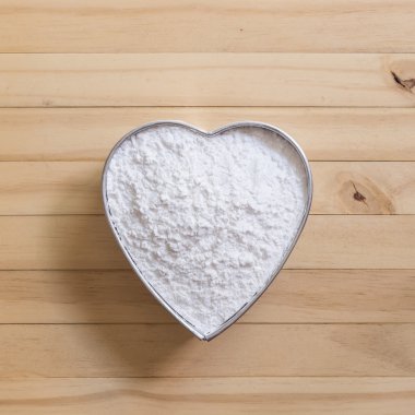 Kalp şekli tavada un