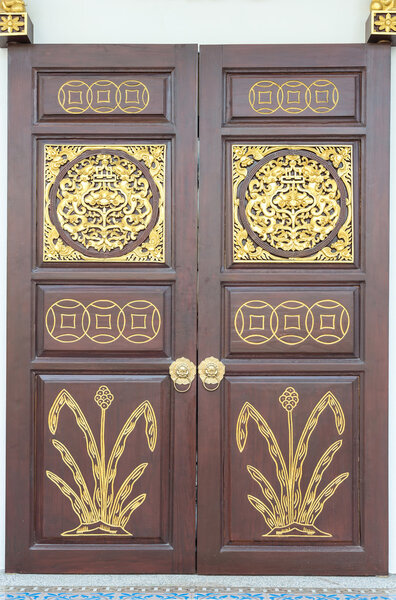 Деревянная дверь китайского стиля
