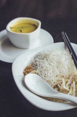 Beyaz noodle ile yeşil köri