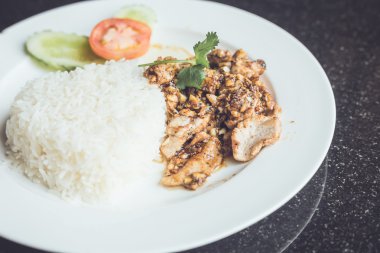 Sarımsak ile kızarmış domuz eti