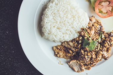 Sarımsak ile kızarmış domuz eti