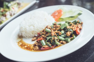 fesleğen tavuk kızarmış pilav