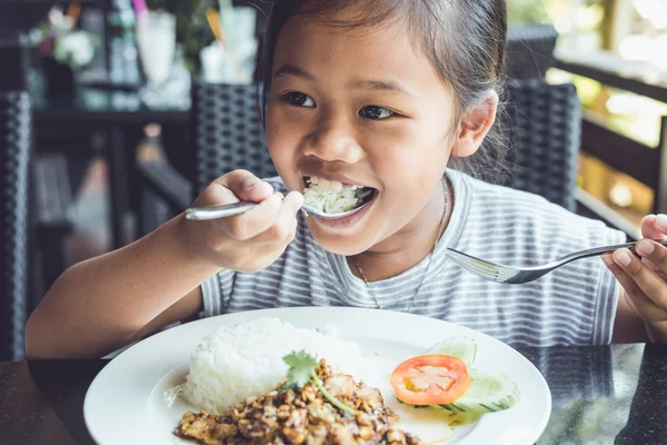 レストランで食べる子供 — ストック写真