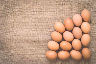 Buruşuk çuval bezi üzerinde yumurta