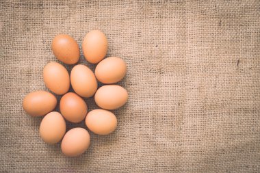 Buruşuk çuval bezi üzerinde yumurta