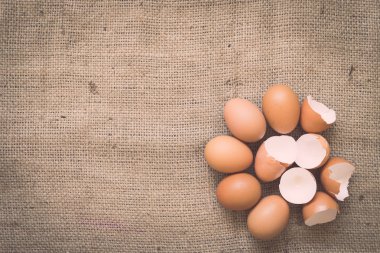 Buruşuk çuval bezi üzerinde yumurta