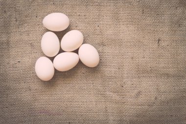 Buruşuk çuval bezi üzerinde yumurta