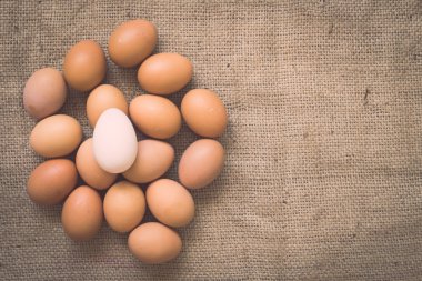 Buruşuk çuval bezi üzerinde yumurta