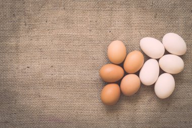 Buruşuk çuval bezi üzerinde yumurta