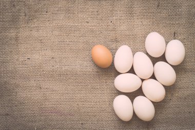 Buruşuk çuval bezi üzerinde yumurta