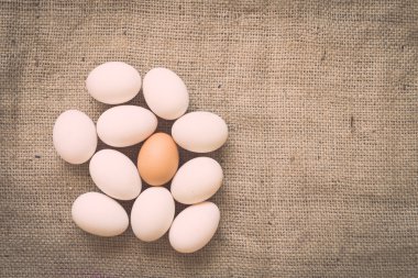 Buruşuk çuval bezi üzerinde yumurta