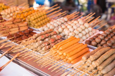 Pazar dal üzerinde köfte