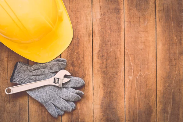 Kask ile eldiven ve anahtarı