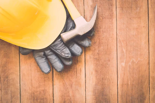 Helm met handschoenen en hammer — Stockfoto